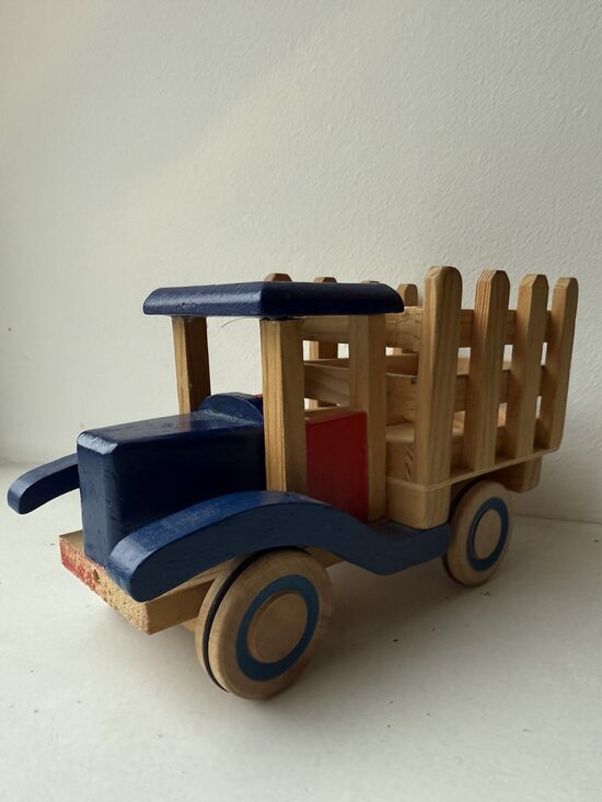 Игрушка- деревянное авто